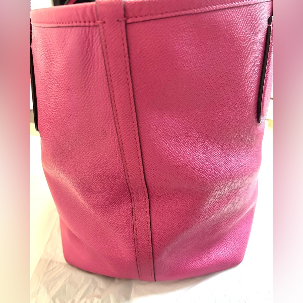 Coach Fuchsia pink cross grain Leather
Tote Bag. Model Number: F33915 - Picture 5 of 10